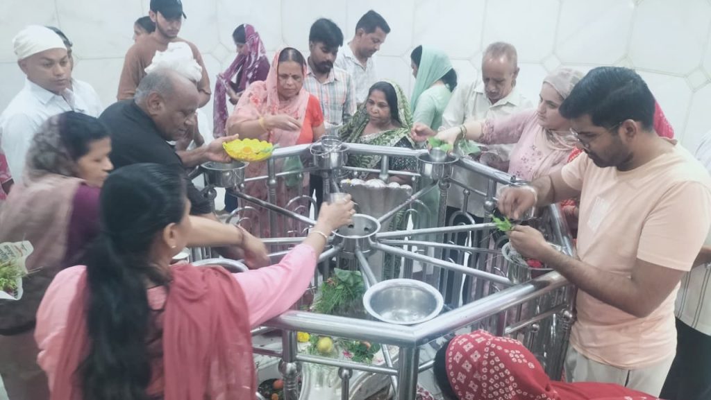 सुबह से मंदिरों में लगी कतारें, हर-हर महादेव के जयघोष से गूंजा शहर